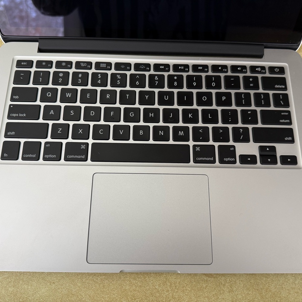 Apple MacBook Pro - Picture 4 of 9